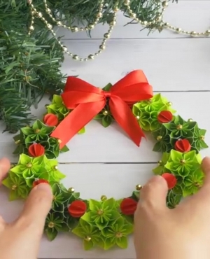 How to make hearty paper Christmas wreath